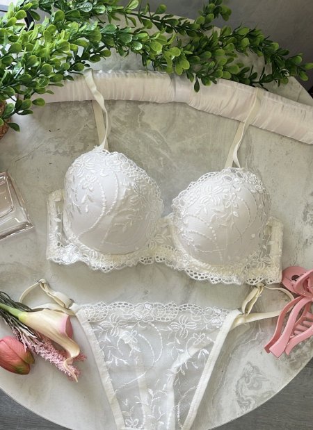 طقم داخلي باللون الابيض دبل بوش🌸